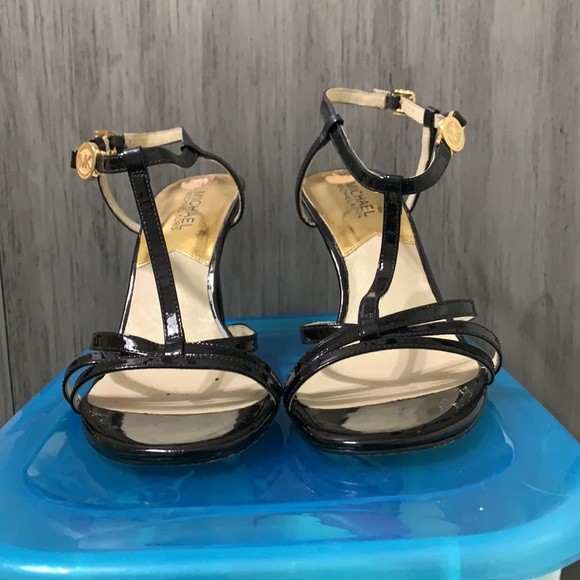 Micheal Kors. 8.5 sandal - Picture 2 of 3